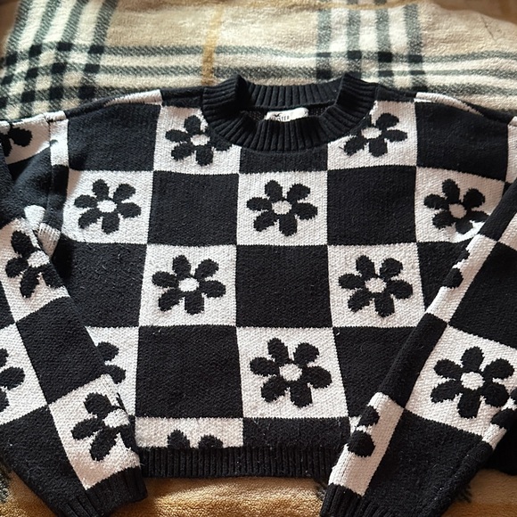 Hollister Sweaters - Hollister Black and White Floral Pattern Sweater